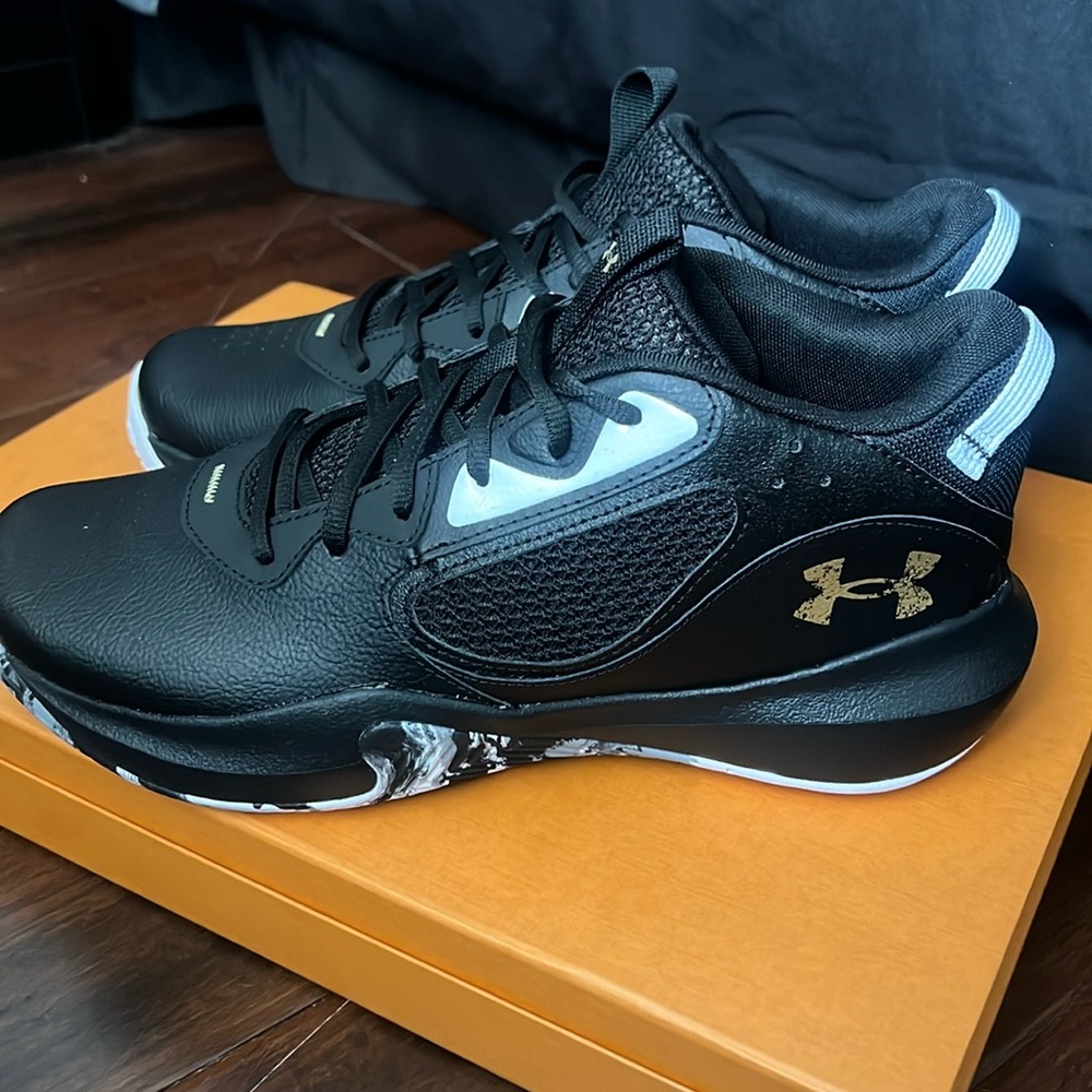 UNDER ARMOUR shoes. Size: M-10 / W-9.5 Black and white NEW without tags or box.